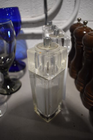 4 Salt / Pepper Grinders. 2x2x6.5. 4 Times Your Bid!