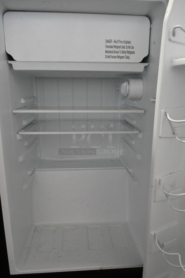 Galanz GL35BK Metal Mini Cooler. 115 Volts, 1 Phase. Tested and Working! - Image 3 of 6