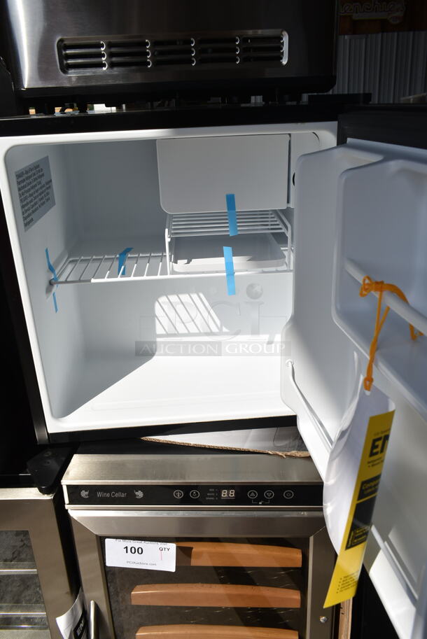 BRAND NEW SCRATCH AND DENT! Arctic King AFRMO16AEB Metal 1.6 Cubic Foot Mini Cooler. 115 Volts, 1 Phase. Tested and Working! - Image 3 of 5