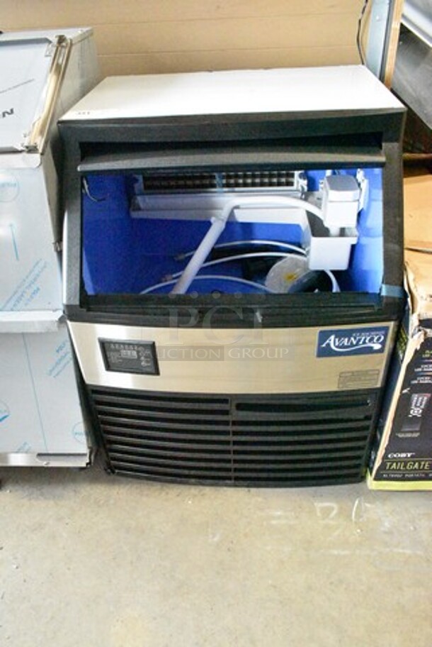 BRAND NEW SCRATCH AND DENT! Avantco 194UCF280A Stainless Steel Commercial Self Contained Undercounter 26" Full Cube Ice Machine - 299 lb. See Pictures for Damage to Door. 115 Volts, 1 Phase. - Image 5 of 6
