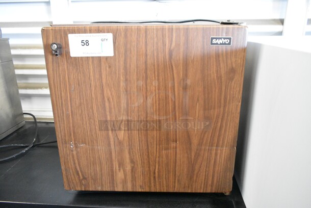 Sanyo SR-170X Mini Cooler. 115 Volts, 1 Phase. Tested and Working! - Image 1 of 5