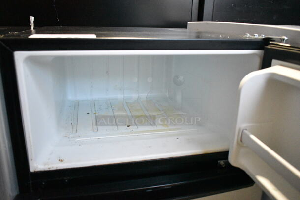 Whirlpool WH31S1E Metal Mini Cooler w/ Freezer. 115 Volts, 1 Phase. Tested and Powers On But Does Not Get Cold - Image 3 of 7