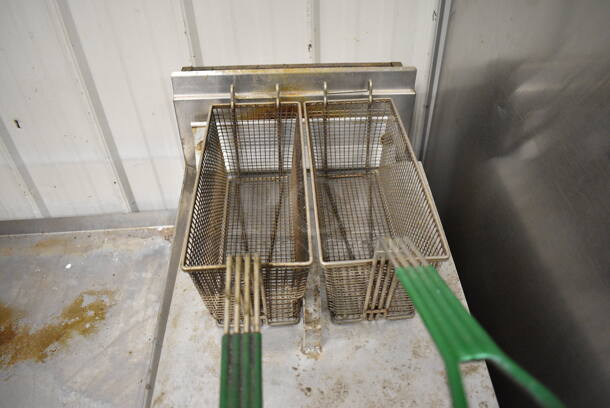 Frymaster Model GF14SD Stainless Steel Commercial Floor Style Natural Gas Powered Deep Fat Fryer w/ 2 Metal Fry Baskets and Lid. 100,000 BTU. 15.5x29x44.5 - Image 3 of 7