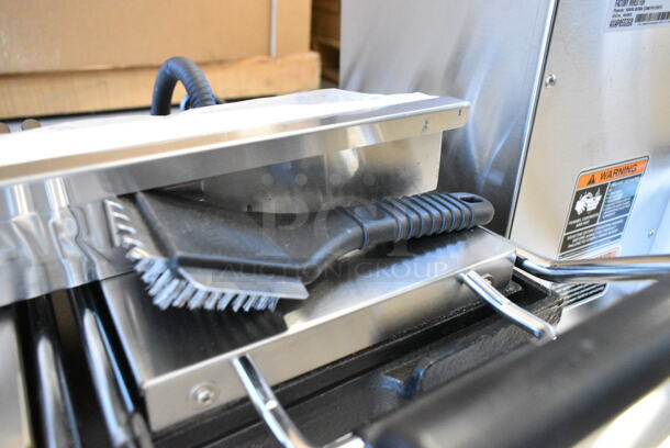 BRAND NEW SCRATCH AND DENT! 2024 Waring WFG300 Stainless Steel Commercial Tostato Ottimo Smooth Top & Bottom Dual Panini Sandwich Grill - 17" x 9 1/4" Cooking Surface. 240 Volts, 1 Phase.  - Image 5 of 9