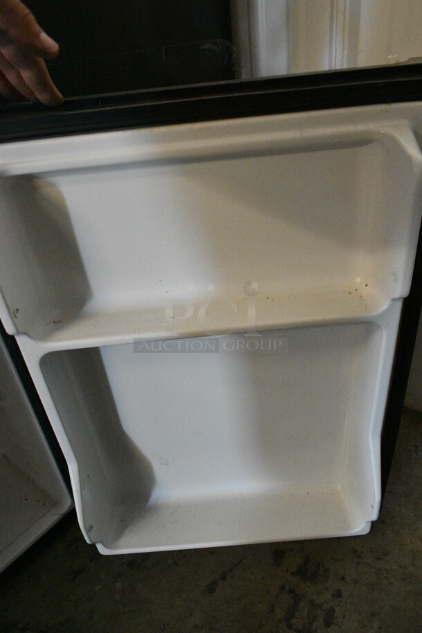 Black & Decker BCFA27B Metal Mini Cooler. 115 Volts, 1 Phase. Tested and Powers On But Does Not Get Cold - Image 3 of 5