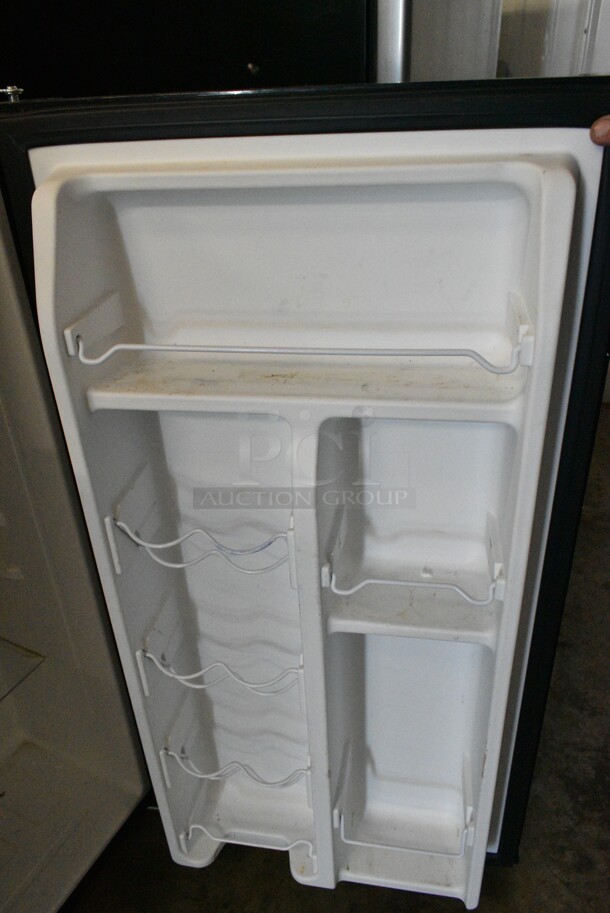 Galanz GLR33MBKE23 Metal Mini Cooler. 115 Volts, 1 Phase. Tested and Powers On But Does Not Get Cold - Image 3 of 5
