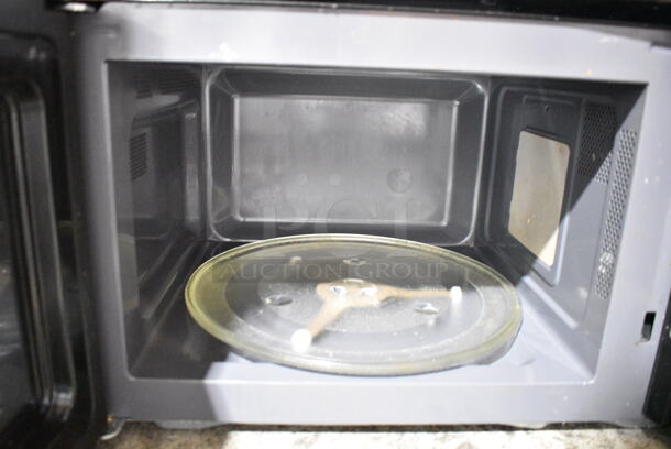 Vissani HVM1110B Metal Countertop Microwave Oven. 120 Volts, 1 Phase.  - Image 3 of 4