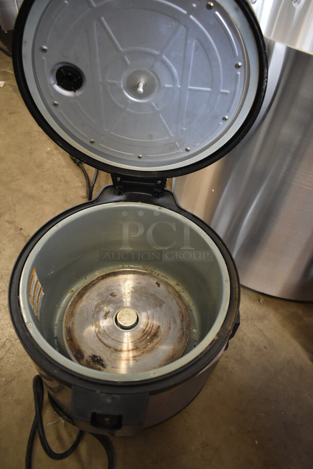 BRAND NEW SCRATCH AND DENT! Hamilton Beach 37540 Stainless Steel Countertop 40 Cup (20 Cup Raw) Rice Cooker / Warmer. 115 Volts, 1 Phase. Tested and Working! - Image 4 of 5