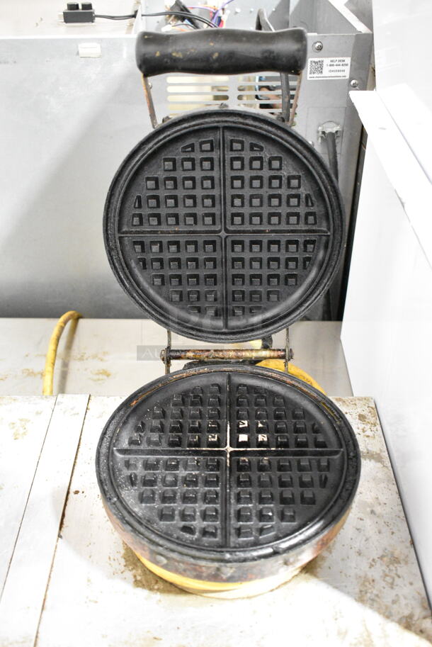 American Metalware Metal Commercial Countertop Double Waffle Maker. Tested and Working! - Image 4 of 8