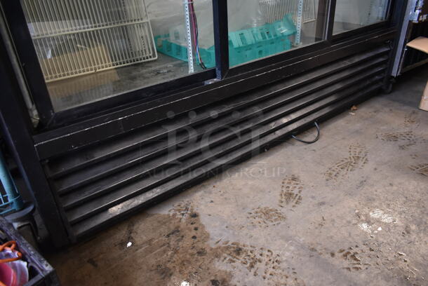 True GDM-69 Metal Commercial 3 Door Reach In Cooler Merchandiser w/ Poly Coated Racks. 115 Volts, 1 Phase. Tested and Working! - Image 4 of 9