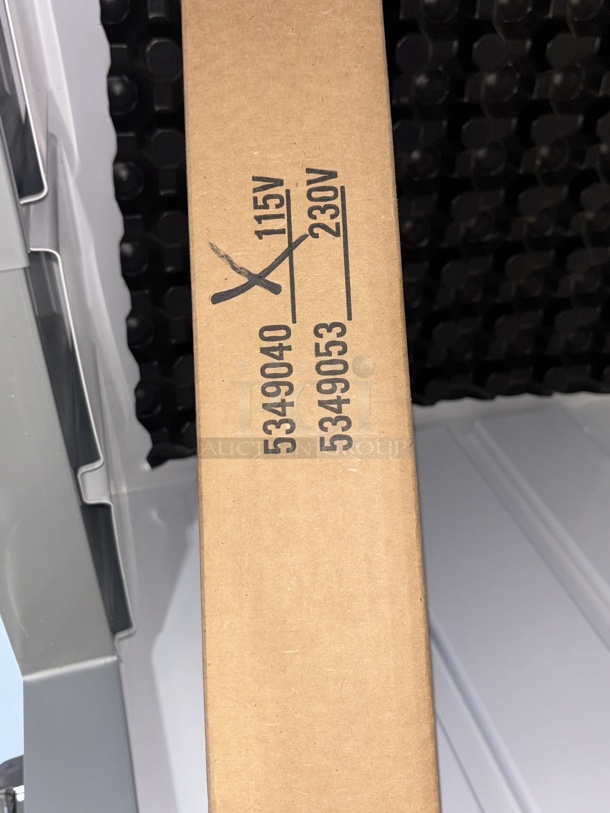 BRAND NEW SCRATCH & DENT! Leer 30AG-R290 36" Indoor Auto Defrost Ice Merchandiser with Straight Front and Glass Door. TESTED. IN PERFECT WORKING ORDER. 115v, 15Amps, 60Hz 36x30x76-1/2 - Image 7 of 8