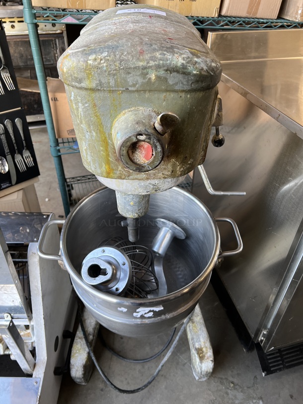 Hobart D-300-T Metal Commercial Floor Style 30 Quart Planetary Dough Mixer w/ Stainless Steel Mixing Bowl, Dough Hook and Whisk Attachments. 115 Volts, 1 Phase. 22x21x45. Tested and Working! - Image 2 of 7
