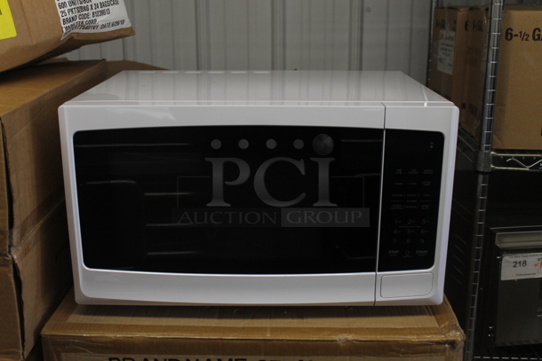 BRAND NEW SCRATCH AND DENT! Criterion CCM11M1W Countertop Microwave Oven. Missing Plate. 120 Volts, 1 Phase.  - Image 3 of 7