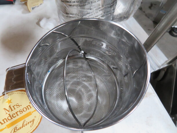 NEW 3 Cup SS Hand Crank Flour Sifter. 5XBID - Image 2 of 2