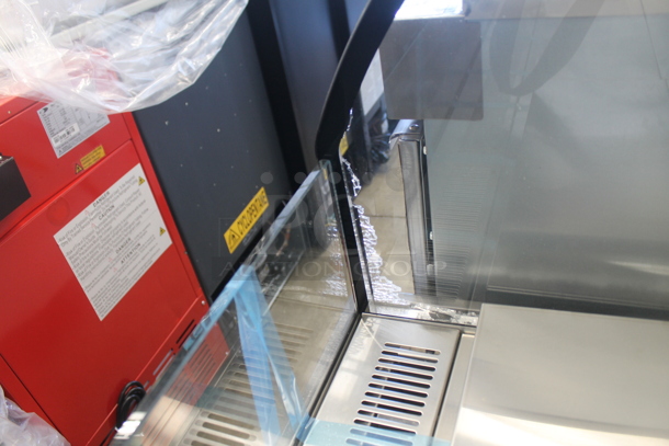 BRAND NEW SCRATCH AND DENT! 2022 Avantco 224BHAC63 Stainless Steel Commercial Black Metal Commercial Horizontal Air Curtain Merchandiser. See Pictures for Broken Side Glass Panel. 115 Volts, 1 Phase. Tested and Working! - Image 6 of 9