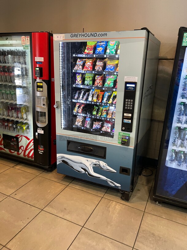 Working! Seaga Infinity INF5S Commercial Snack Vending Machine Made In The USA  Cash Or CC NSF 115 Volt Tested and Working! Currently In Use!  - Image 1 of 8