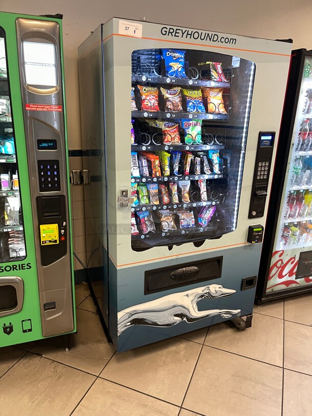 Working! Seaga Infinity INF5S Commercial Snack Vending Machine Made In The USA  Cash Or CC NSF 115 Volt Tested and Working! Currently In Use!  - Image 2 of 9