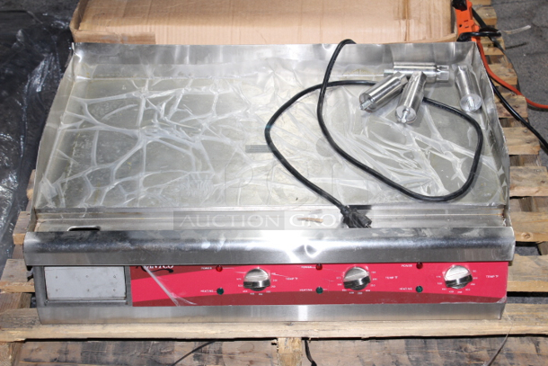 BRAND NEW SCRATCH & DENT!Avantco EG30N 30" Electric Countertop Griddle - 208/240V, 3375W-4500W. Denting on the outside. Spot welds on handle of grease tray are broken. S/N: EG3023120047 30-1/8 x 19 7/16 x 15 3/8. - Image 2 of 7