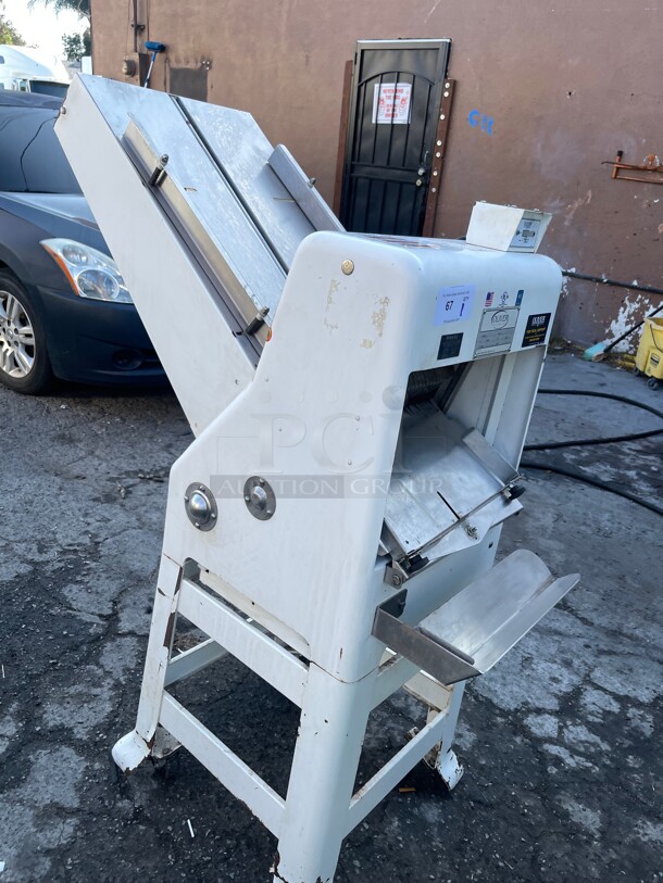 Nice! Oliver 797-N Gravity-Feed Commercial Bread Slicer w/ Last-Loaf Pusher, Gravity-Feed, 115 Volt Tested and Working! - Image 7 of 10