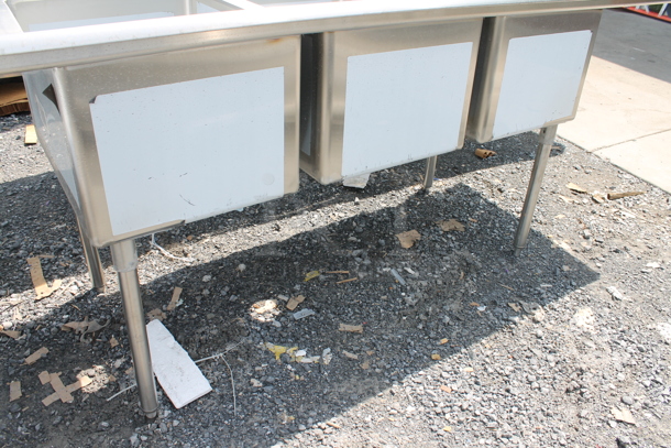 BRAND NEW SCRATCH AND DENT! Regency 600S31824224 124" 16-Gauge Stainless Steel Three Compartment Commercial Sink with 2 Drainboards. Bays 24x24x12. Drain Boards 22x26x1 - Image 8 of 8