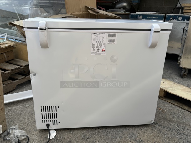 BRAND NEW SCRATCH & DENT! Koolmore SCF-7C 37 In. Commercial Chest Freezer 7 Cu Ft. TESTED! IN PROPER WORKING ORDER.  - Image 5 of 6