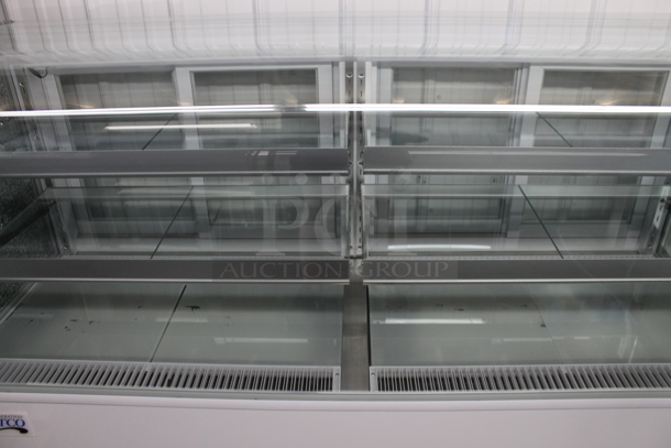 BRAND NEW SCRATCH AND DENT! Avantco 193BC72HCW Curved Glass White Refrigerated Bakery Display Case. See Pictures for Left Side Glass Pane Damage. 110-120 Volts, 1 Phase. Tested and Working! - Image 4 of 6