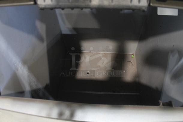 Manitowoc IY0606W-261 Stainless Steel Commercial Ice Machine Head on Manitowoc B570 Commercial Ice Bin. 208-230 Volts, 1 Phase. - Image 5 of 8
