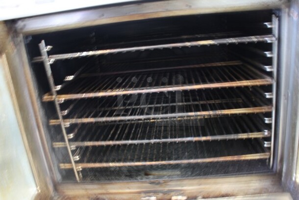 Blodgett Zephaire Stainless Steel Commercial Gas Powered Full Size Convection Oven w/ View Through Doors, Metal Oven Racks, Thermostatic Controls and 2 Commercial Casters. Goes GREAT w/ Item 174!  - Image 3 of 5