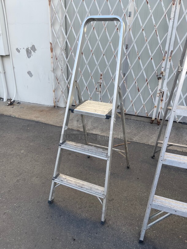 Clean! Commercial Ladder 3 steps  - Image 3 of 6