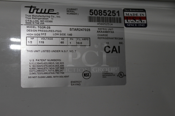 True TG2R-2S Stainless Steel Commercial 2 Door Reach In Cooler w/ Poly Coated Racks. 115 Volts, 1 Phase. Tested and Working! - Image 4 of 5