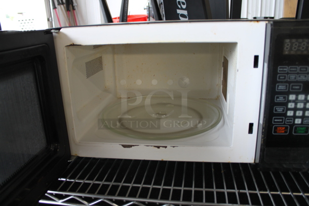 Magic Chef MCM1110B Metal Countertop Microwave Oven w/ Plate.  - Image 3 of 4