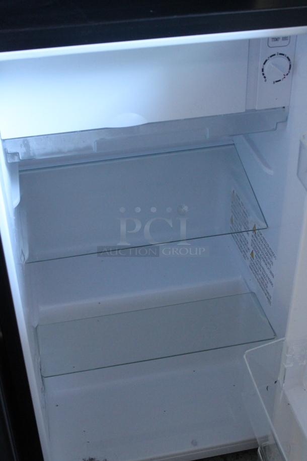 Metal Mini Cooler. 115 Volts, 1 Phase. Tested and Powers On But Does Not Get Cold - Image 2 of 6