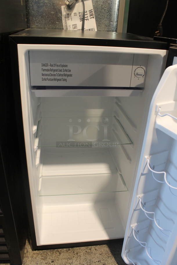 Galanz GLR33MBKE23 Metal Mini Cooler. 115 Volts, 1 Phase. Tested and Does Not Power On - Image 3 of 6