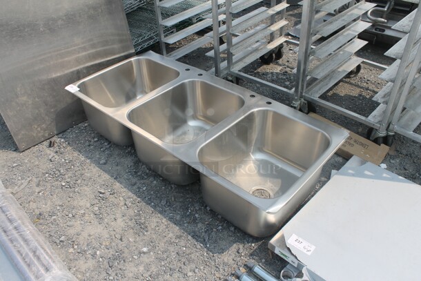 BRAND NEW SCRATCH AND DENT! Commercial Stainless Steel 3 Bay Sink. - Image 3 of 4