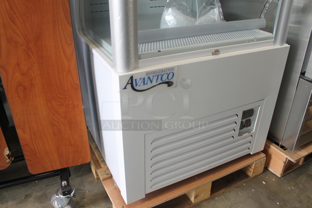 BRAND NEW SCRATCH AND DENT! Avantco 189WVAC28HC Metal Commercial Reach In Grab N Go Merchandiser w/ 4 Metal Shelves. See Pictures for Broken Glass Pane. 110-120 Volts, 1 Phase. Tested and Working! - Image 8 of 11