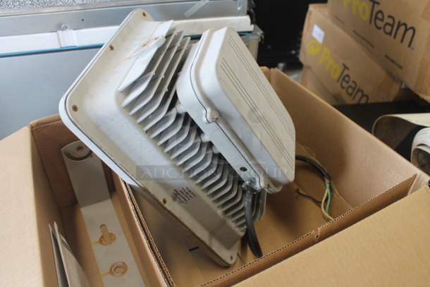 IN ORIGINAL BOX! Metal LED Flood Light. - Image 6 of 7