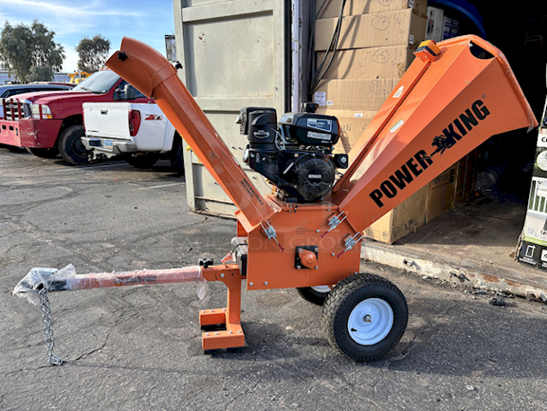 **THIS ITEM IS A LIGHTLY USED RETURN** Kohler PowerKing PK0915 5-Inch 14 HP Tow-Behind Chipper Shredder -. Serial Number: 5109803988. - Max Output: 14 HP at 3600 RPM - Blade Speed: 2530 RPM  - Principal axis rotation direction: counter-clockwise - Max. Chipping Capacity: 5.75 inches - Engine Type: Kohler 14HP CH440 OHV4-stroke - 
Towable with a toolless removable tow bar - Image 4 of 11