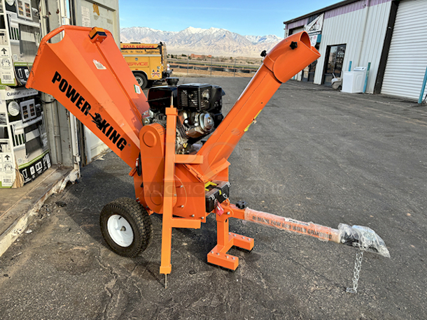 **THIS ITEM IS A LIGHTLY USED RETURN** Kohler PowerKing PK0915 5-Inch 14 HP Tow-Behind Chipper Shredder -. Serial Number: 5109803988. - Max Output: 14 HP at 3600 RPM - Blade Speed: 2530 RPM  - Principal axis rotation direction: counter-clockwise - Max. Chipping Capacity: 5.75 inches - Engine Type: Kohler 14HP CH440 OHV4-stroke - 
Towable with a toolless removable tow bar - Image 6 of 11