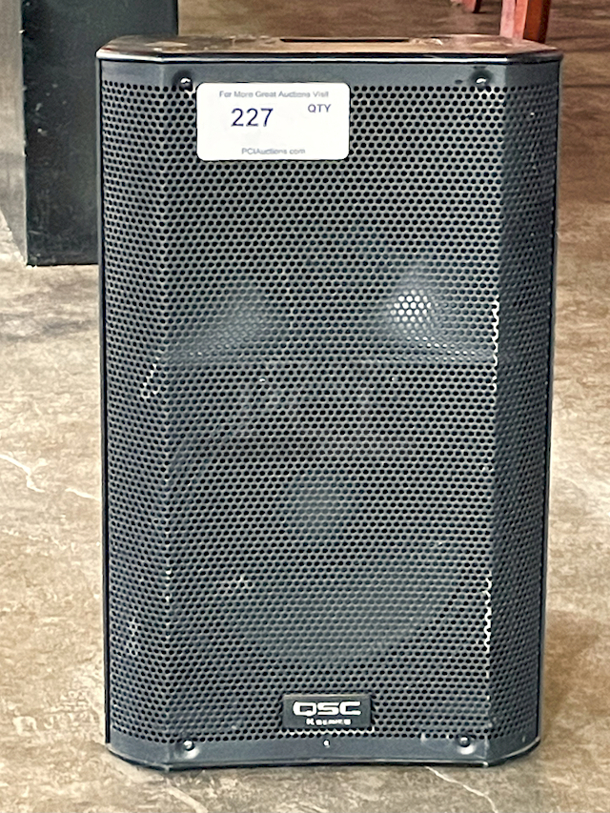 BEAUTIFUL! QSC K10 1000 W 90° Active 10" (250 mm) 2-way PA Loudspeaker. 100-240V ~ 2.3-1.1 A 50/60Hz 12.6" x 11.8" X 20.4" - Image 1 of 5
