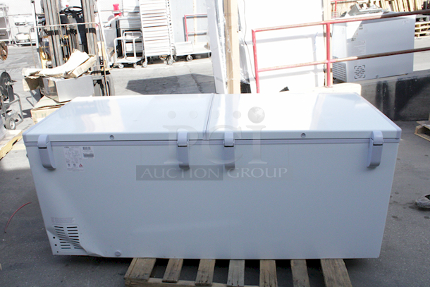 BRAND NEW SCRATCH & DENT! Koolmore SCF-24C 77" Commercial Chest Freezer 24 Cu Ft. Missing Cord. Could Not Test.  - Image 4 of 8