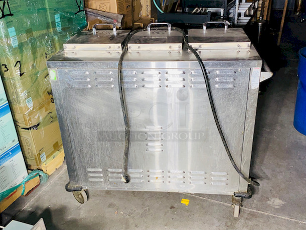 SWEET! Aladdin Temp-Rite DH08 3 Columns Dish Heater, Fits Up To 9 inch Plates. 

In Working Condition When tested. 
208V, 240V, Single Phase, 15.9Amps, 20Amps, 60HZ, 3-wire

47 1/8"x24 1/2"x42 13/16"
300 lbs

3 dispensing columns
Durable and attractive stainless steel cabinet
Fully insulated heater compartment
Four swivel 5" casters, two with brakes, for ease of maneuverability and stability
Convenient push/pull handle
Corner bumpers
Tight fitting lid design seals without gasket
Eight foot long, three wire, grounded electrical supply cord and plug with strain relief - Image 8 of 9