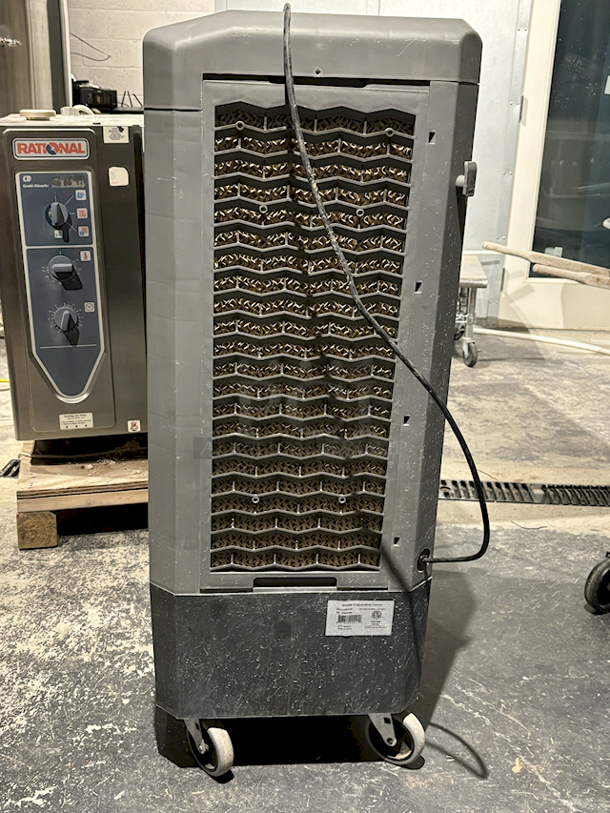 SWAMP COOLER! Hessaire Portable Evaporative Cooler MC61M, 5300 CFM. 115V, 14.6 gal Tank Capacity, 3.6 gal/hr, 5/16HP In Perfect Working Order. 17x28x46 53 lbs - Image 3 of 6