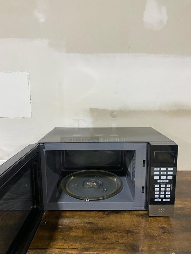 Brand new Scratch & Dent Microwave oven 