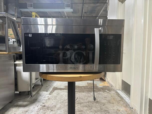 BRAND NEW scratch&dent Samsung 30 Inch Wide 1.6 Cu. Ft. 1000 Watt 300 CFM - Image 1 of 6