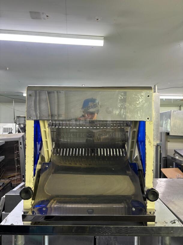 Electric Countertop Food Machine and Bread Slicer Mo. 3025810249 - Image 4 of 9