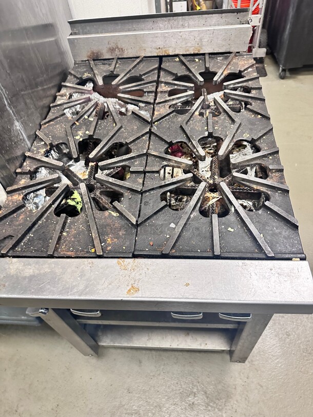Working Montague Company M24-5  Gas Heavy Duty Range w/ (4) Open Burners, Modular Stand Base, 120.000 BTU - Image 6 of 7