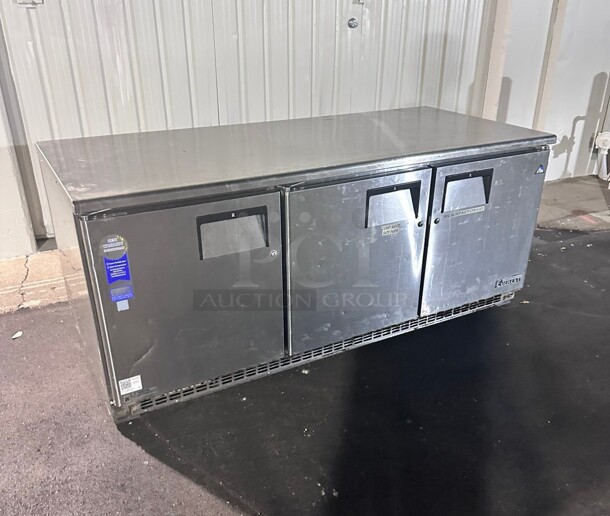 Late Model Everest Refrigeration ETBR3 71.125 Inch Three Section Back Mount Undercounter Refrigerator 22 Cubic Feet 115 Volt Working - Image 3 of 8