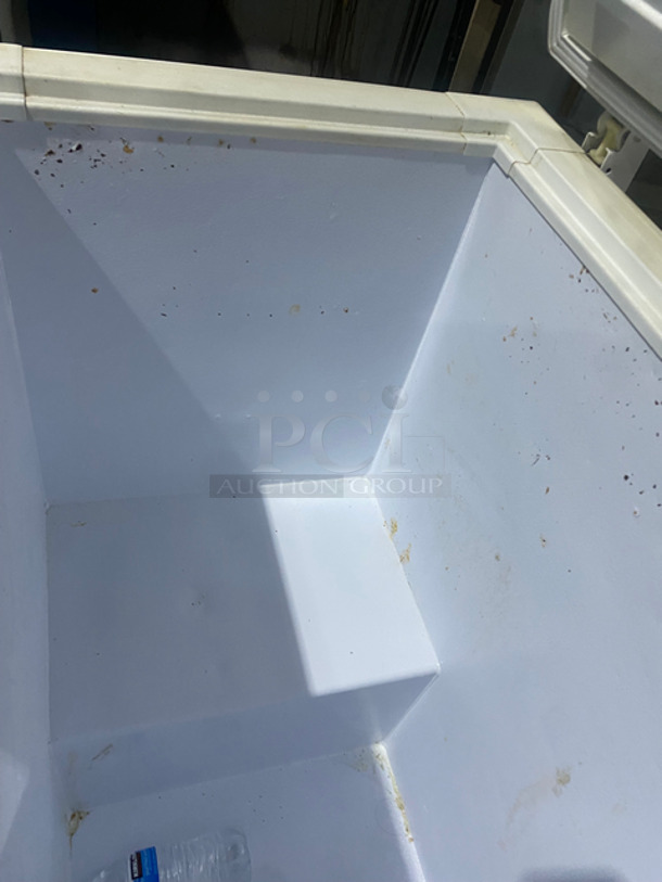 Electrolux White Commercial Reach In Chest Freezer/ Cooler! With Hinged Top Lid!  Model: FFC05C2AW1 SN: WB22432640 115V 60HZ 1 Phase - Image 5 of 8
