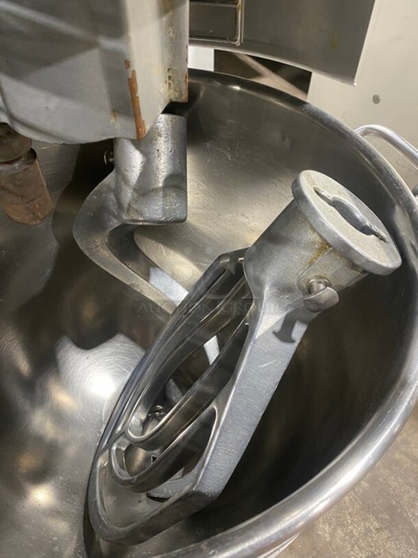 Hobart Legacy Commercial Heavy Duty 60Qt Planetary Mixer! With Mixing Bowl And Bowl Guard! With Spiral Hook And Paddle Attachments! Model: HL600 SN: 311352095 200/240V 60HZ 1/3 Phase - Image 8 of 11