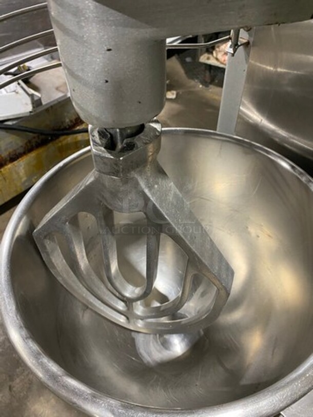 NICE! Univex Commercial Planetary Mixer! With Mixing Bowl And Guard! With Paddle Attachment! WORKING WHEN REMOVED! Model: SRM30 SN: M08020154 115V 60HZ 1 Phase - Image 8 of 10